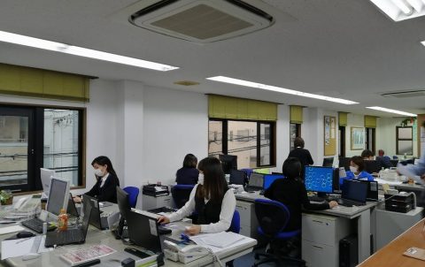 ２階は事務所です。 アイコンの事務所では、業務部が電話対応や書類作成を日々おこなっています。